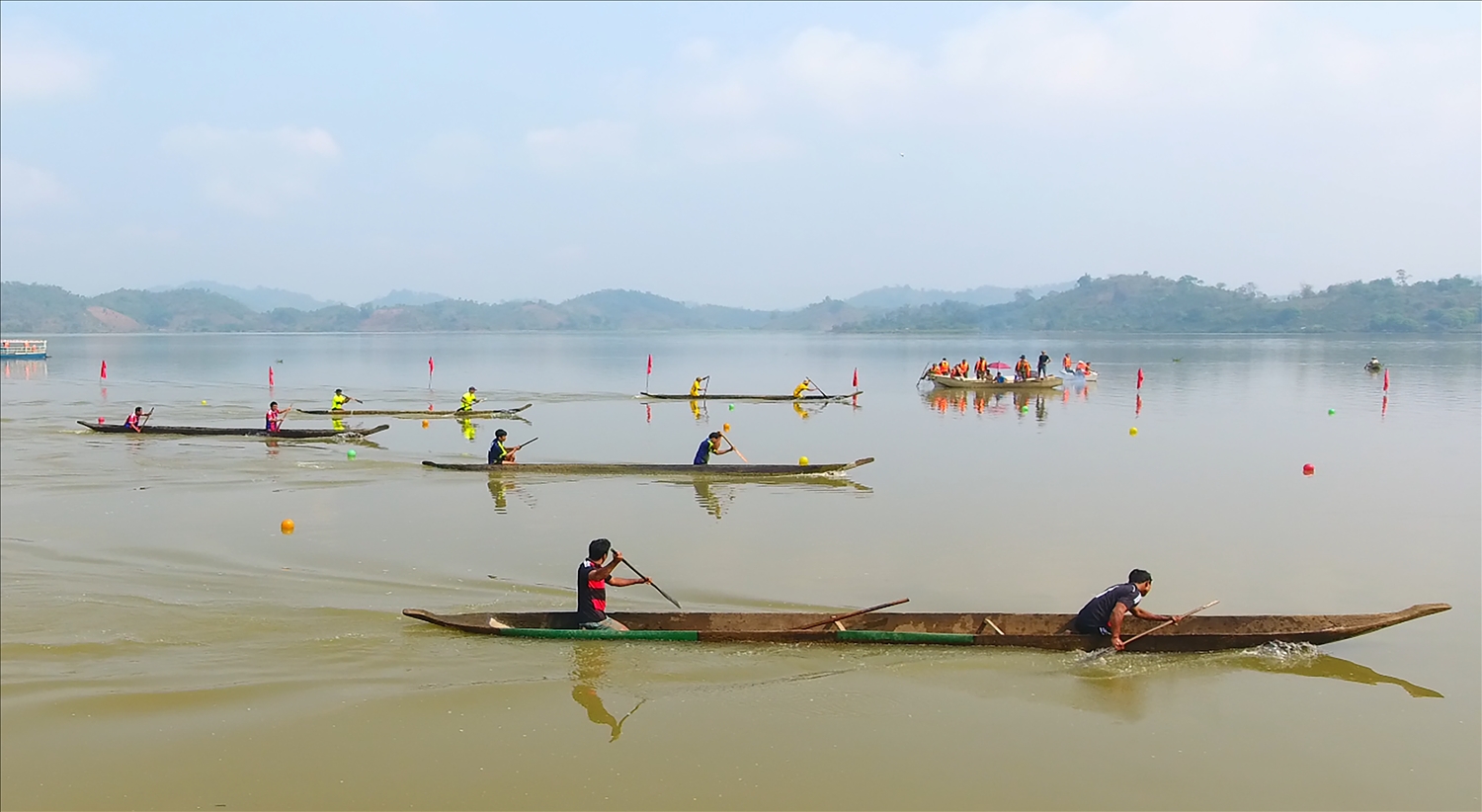 Đua thuyền trên hồ Lăk