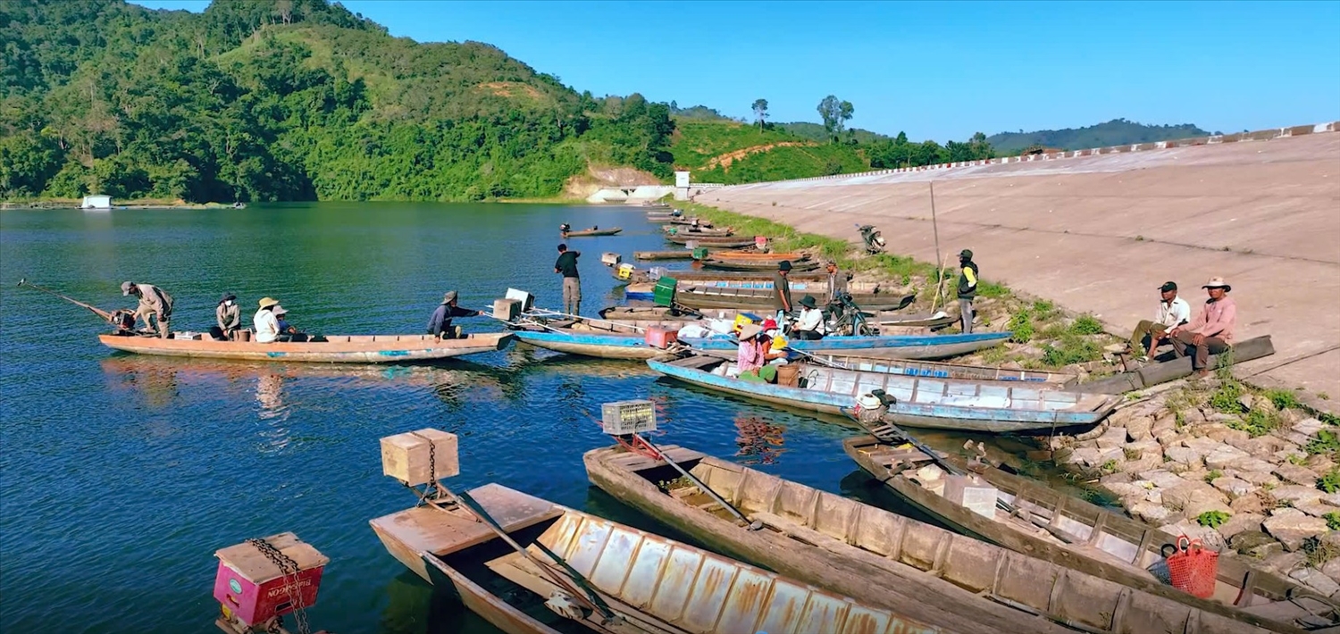 Từ hàng trăm năm qua, người M' Nông luôn gắn bó với những chiếc thuyền độc mộc