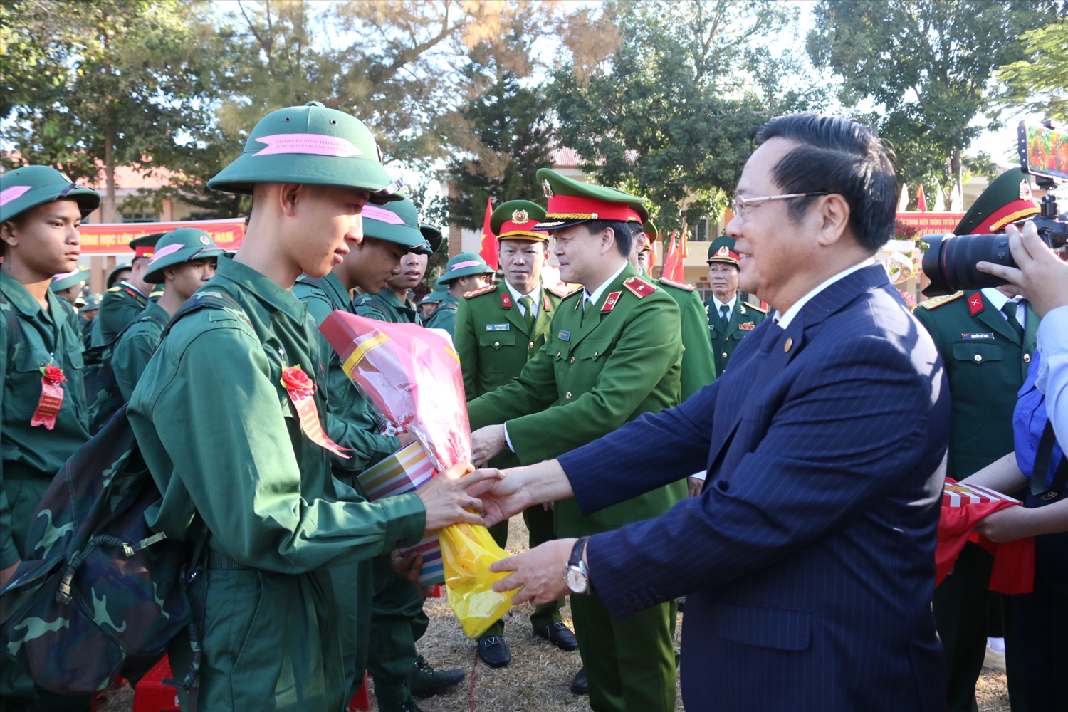 Ông Lê Ngọc Tuấn, Chủ tịch UBND tỉnh Kon Tum tặng quà, động viên các công dân lên đường nhập ngũ