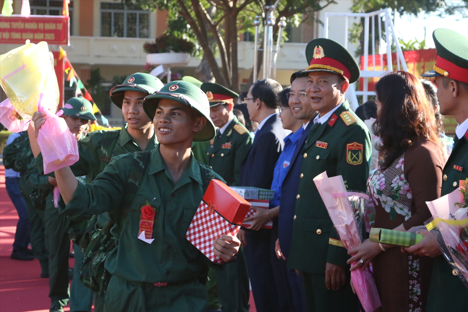 Các thanh niên người DTTS hăng hái lên đường nhập ngũ