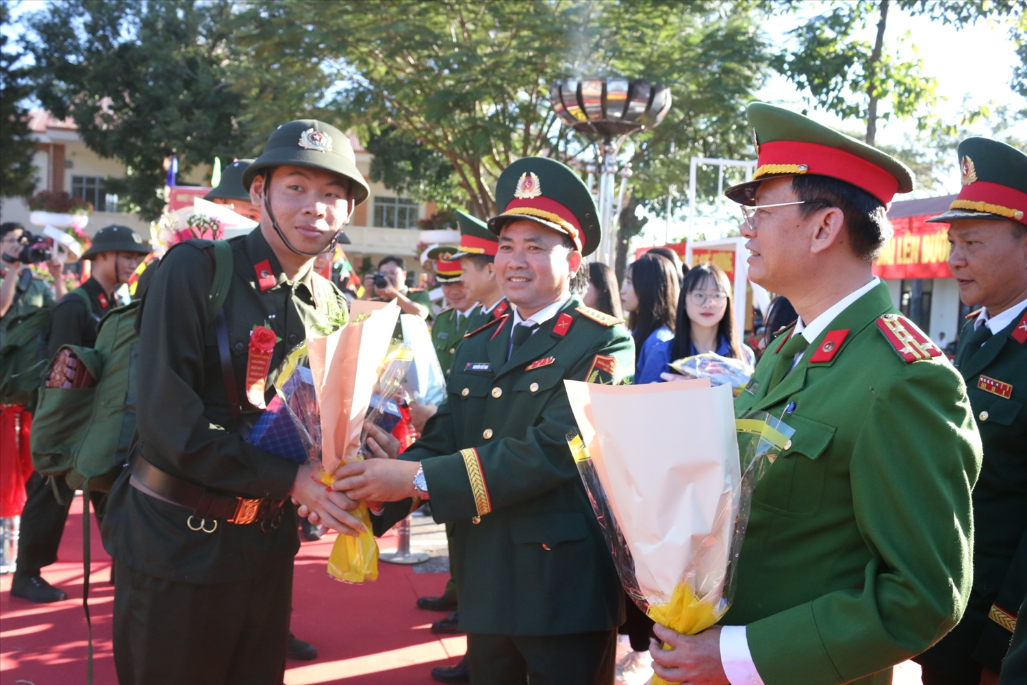 Lãnh đạo các cơ quan, đơn vị tỉnh Kon Tum tặng hoa, động viên các công dân lên đường nhập ngũ