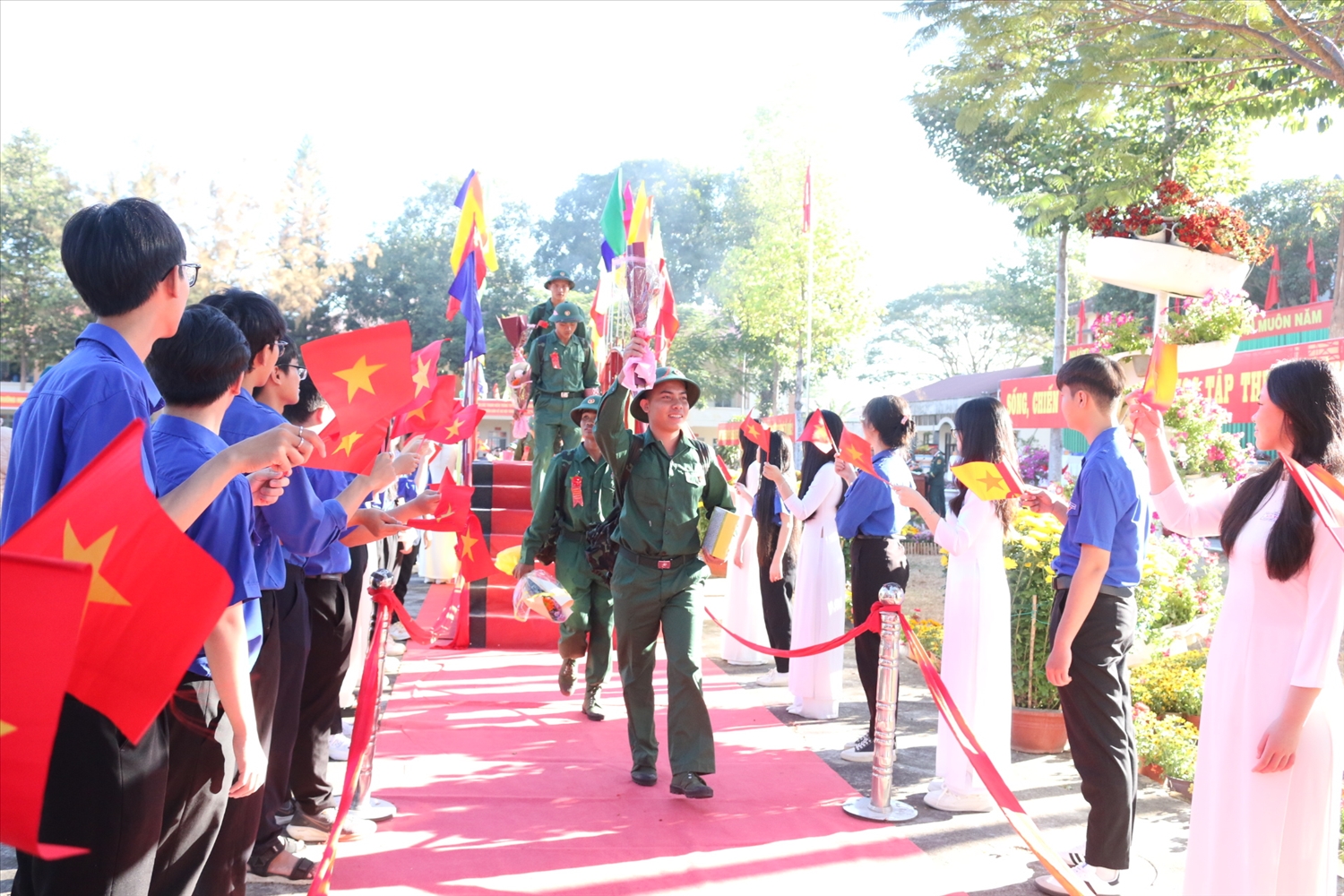 Các tân binh bước qua cầu Vinh Quang lên đường thực hiện nghĩa vụ quân sự