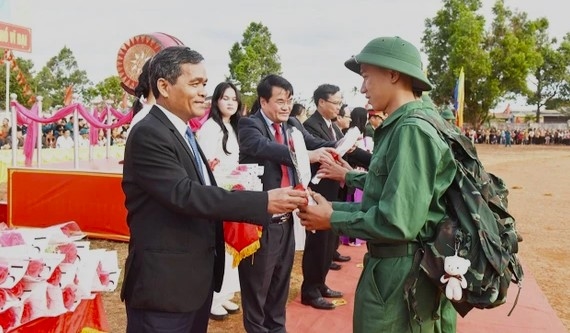 Ông Hồ Văn Niên, Ủy viên Ban Chấp hành Trung ương Đảng, Bí thư Tỉnh ủy Gia Lai tặng hoa động viên thanh niên lên đường nhập ngũ.