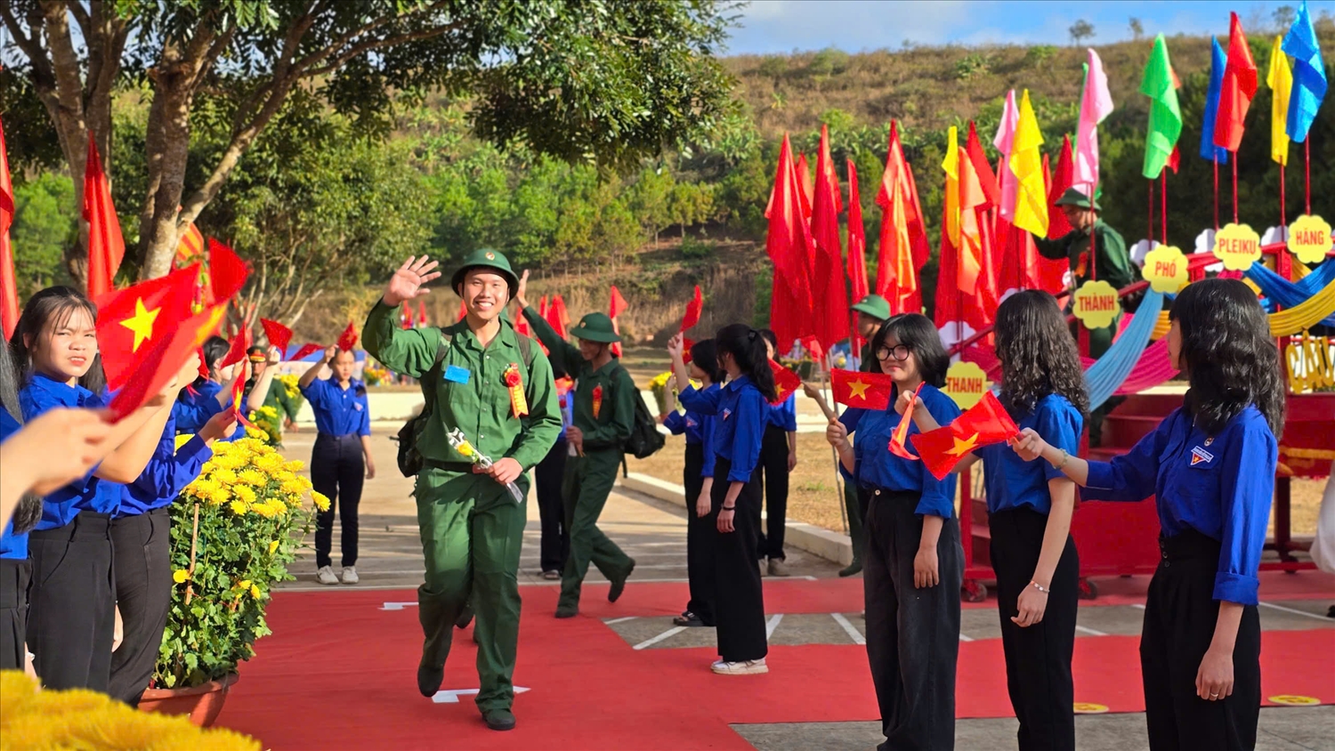 Thanh niên Gia Lai hăng hái lên đường nhập ngũ, thực hiện trách nhiệm, nghĩa vụ thiêng liêng với Tổ quốc