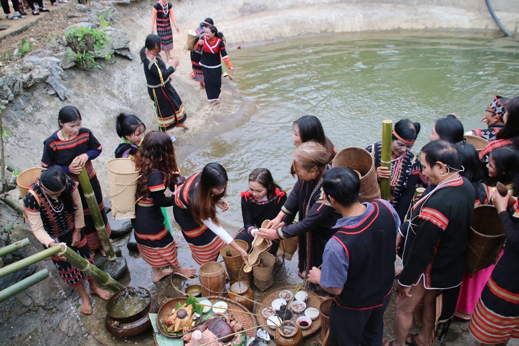 Kết thúc lễ cúng, đồng bào các dân tộc Tây Nguyên cùng nhau reo hò cùng chung niềm vui buổi lễ đã diễn ra thành công thuận lợi.