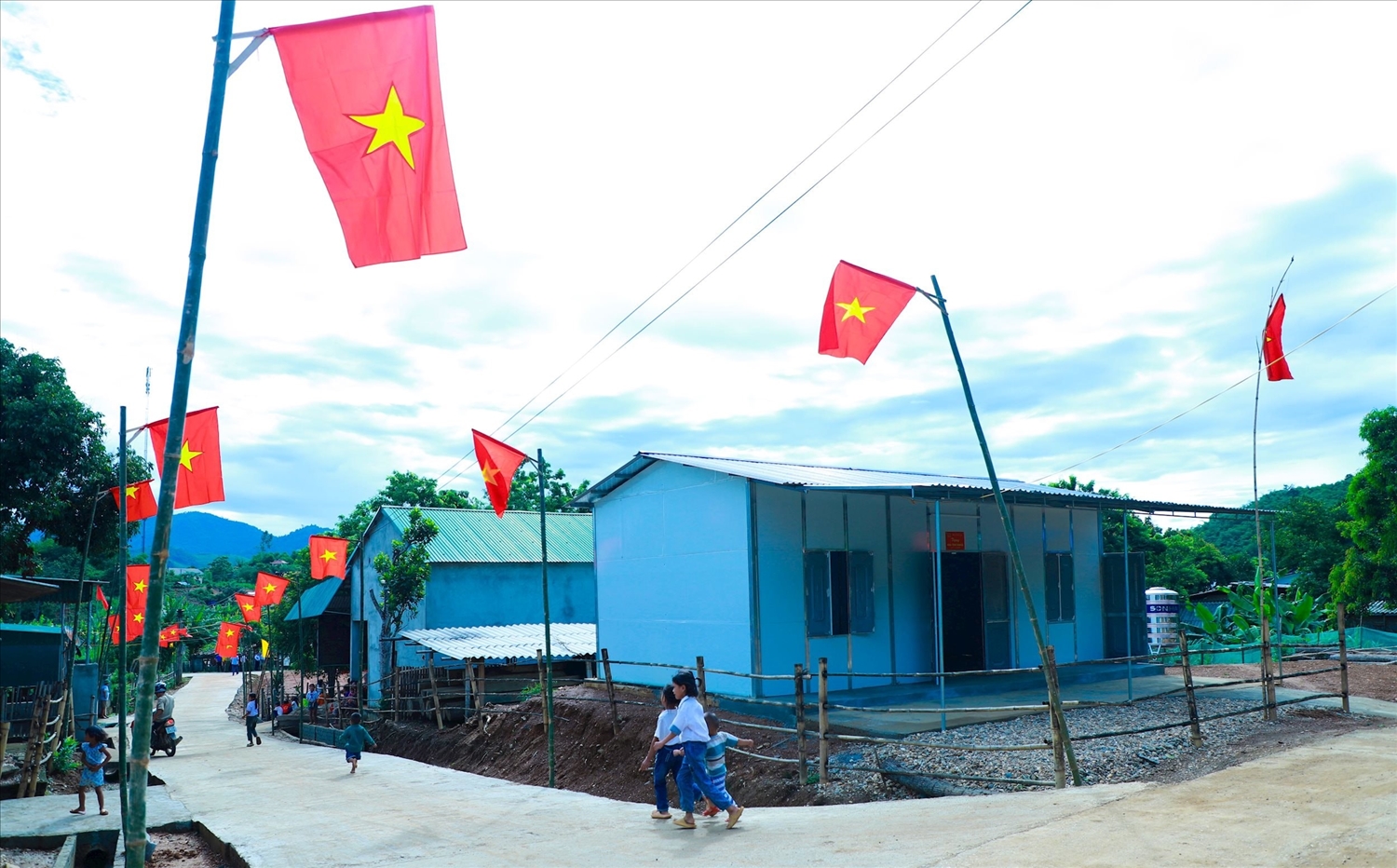 Những ngôi nhà do Bộ Công an hỗ trợ làm mới cho hộ nghèo bản Châu Sơn, xã Châu Khê, huyện Con Cuông hoàn thành vào tháng 8/2023 - ảnh: Thành Duy