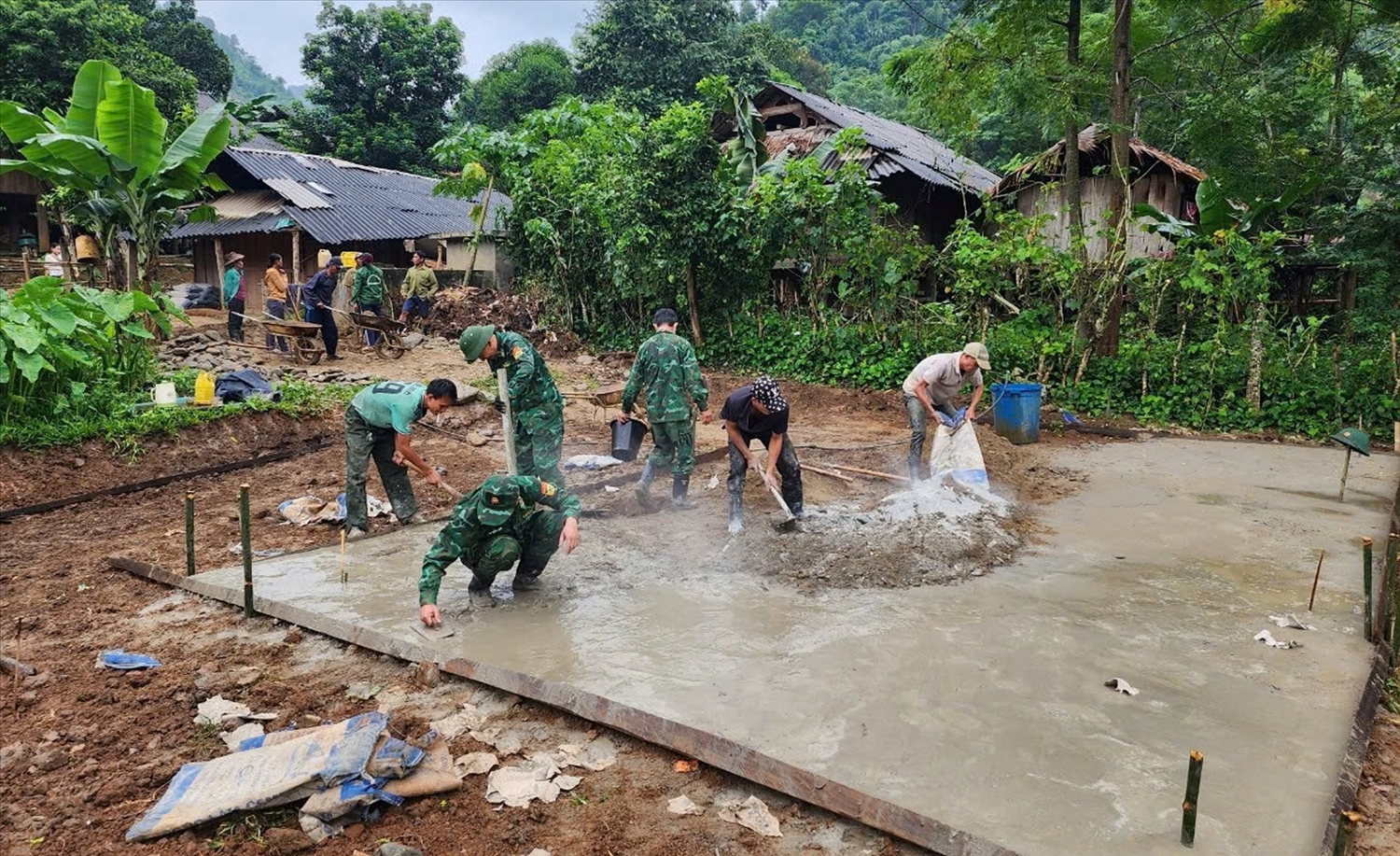 Cán bộ, chiến sĩ Đồn Biên phòng Tam Hợp xây dựng nhà cho ông Xồng Gà Pó ở bản Phá Lõm xã Tam Hợp. Ảnh: Hải Thượng