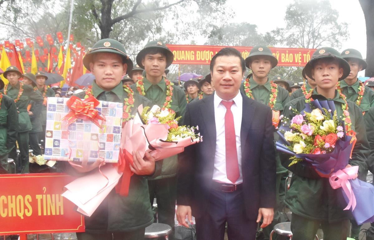 Lãnh đạo huyện Hải Lăng (Quảng Trị) tặng hoa, tặng quà chúc mừng các tân binh trước khi lên đường nhập ngũ