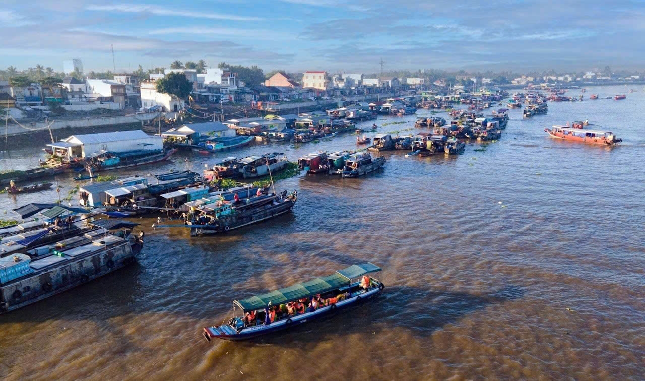 Cần Thơ phấn đấu đưa du lịch trở thành ngành kinh tế mũi nhọn (Trong ảnh: Không gian Chợ nổi Cái Răng nhìn từ trên cao)