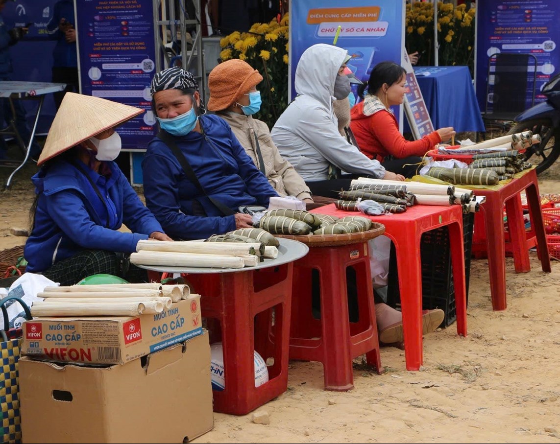 Nhiều món ẩm thực của đồng bào phía Bắc cũng được bày bán tại Chợ tình - Lễ hội văn hóa dân gian Việt Bắc tại Đắk Lắk.