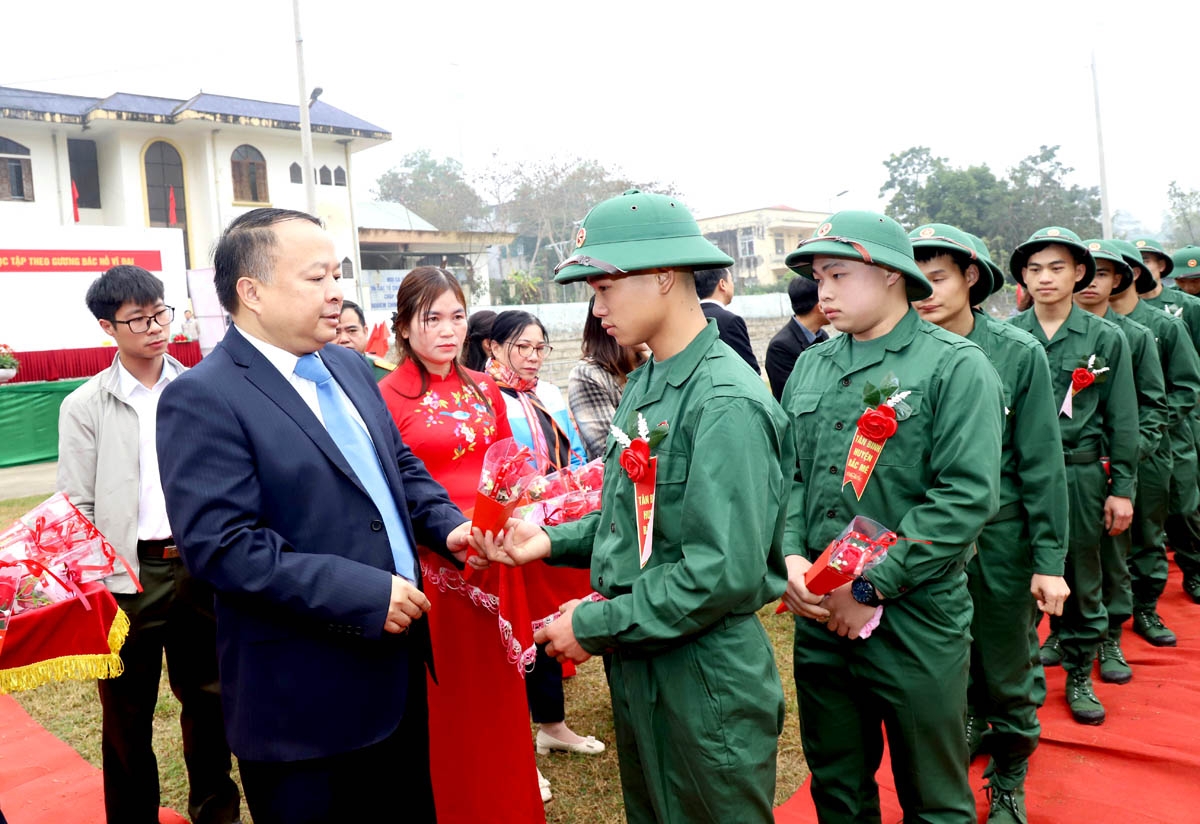 Chủ tịch UBND tỉnh Hà Giang Phan Huy Ngọc tặng hoa động viên các tân binh