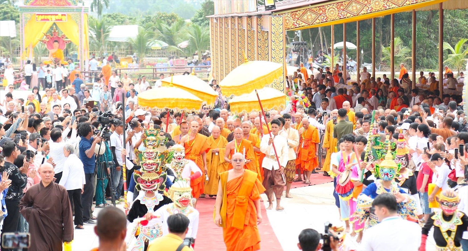 Các đại biểu tôn giáo đến tham dự Lễ khánh thành và Kiết giới Sima Chánh điện Học viện Phật giáo Nam tông Khmer