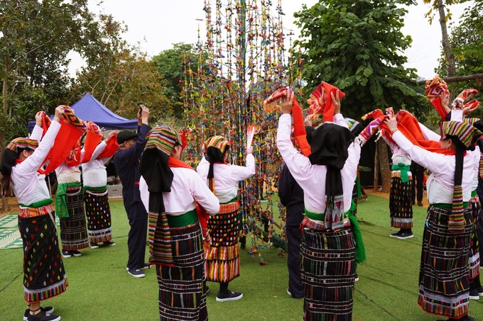 Đồng bào Thái cùng múa xung quanh cây Bông