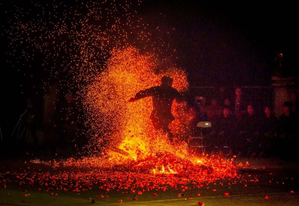 Nghi lễ tắm than của người Dao Đỏ