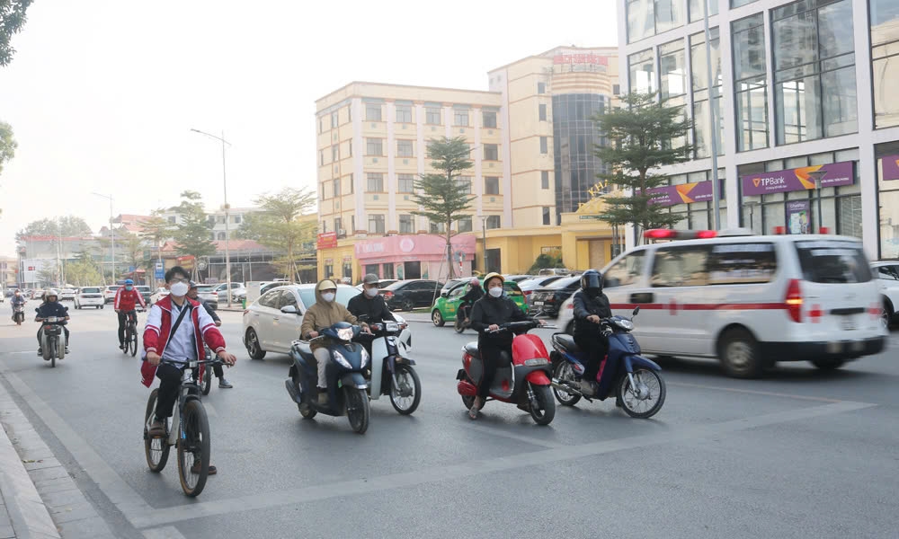 Người dân chấp hành nghiêm tín hiệu đèn giao thông tại ngã tư giao nhau giữa đường Nguyễn Văn Cừ và Ngô Gia Tự (TP Bắc Giang)