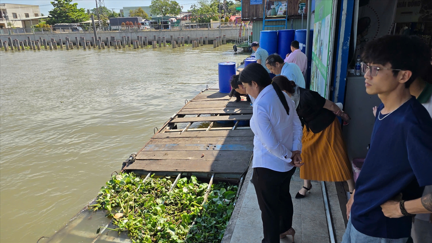 Đoàn kiểm tra tại điểm nhà bè cơ sở Khởi My tại khu vực chợ nổi Cái Răng