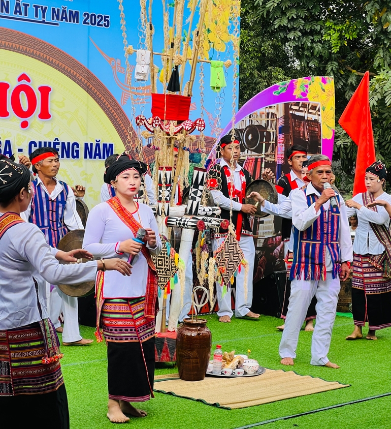 Đoàn nghệ nhân thôn Hà Rai (xã Xuân Lãnh) trình diễn lễ cúng mừng sức khỏe. Ảnh: TL