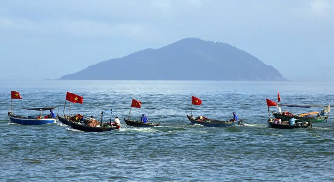 Thuyền thúng của ngư dân tham gia diễu hành tại Lễ hội Cầu ngư truyền thống quận Thanh Khê năm 2025. Ảnh: Trần Lê Lâm – TTXVN