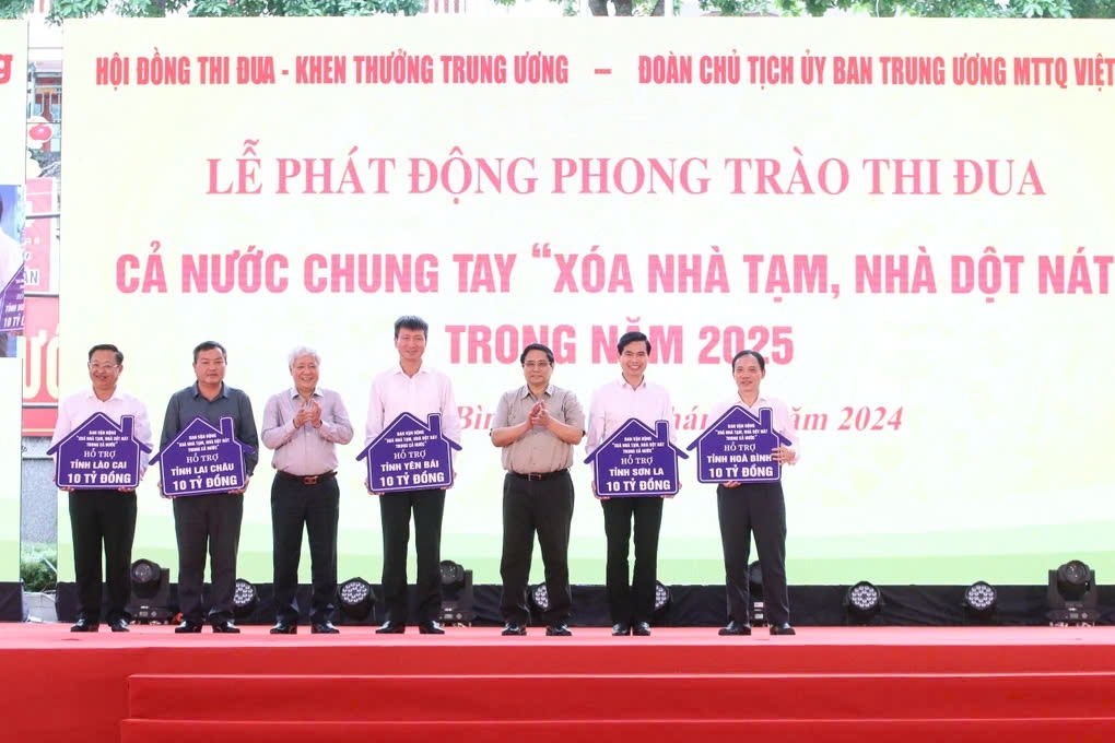 Thủ tướng Chính phủ trao tiền hỗ trợ cho các địa phương, tại Lễ phát động phong trào thi đua cả nước chung tay 