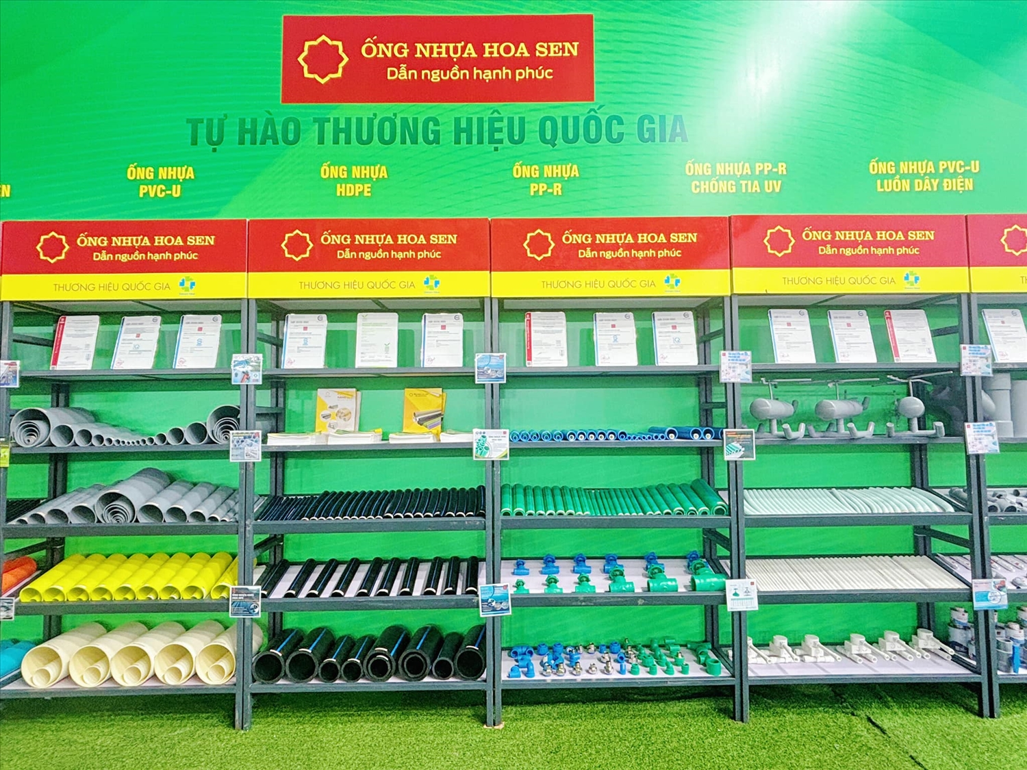 Gian hàng Ống nhựa Hoa Sen trưng bày rất nhiều các sản phẩm ống nhựa đạt chuẩn, tạo nên tiếng vang trong suốt thời gian qua trên thị trường ống nhựa Việt Nam