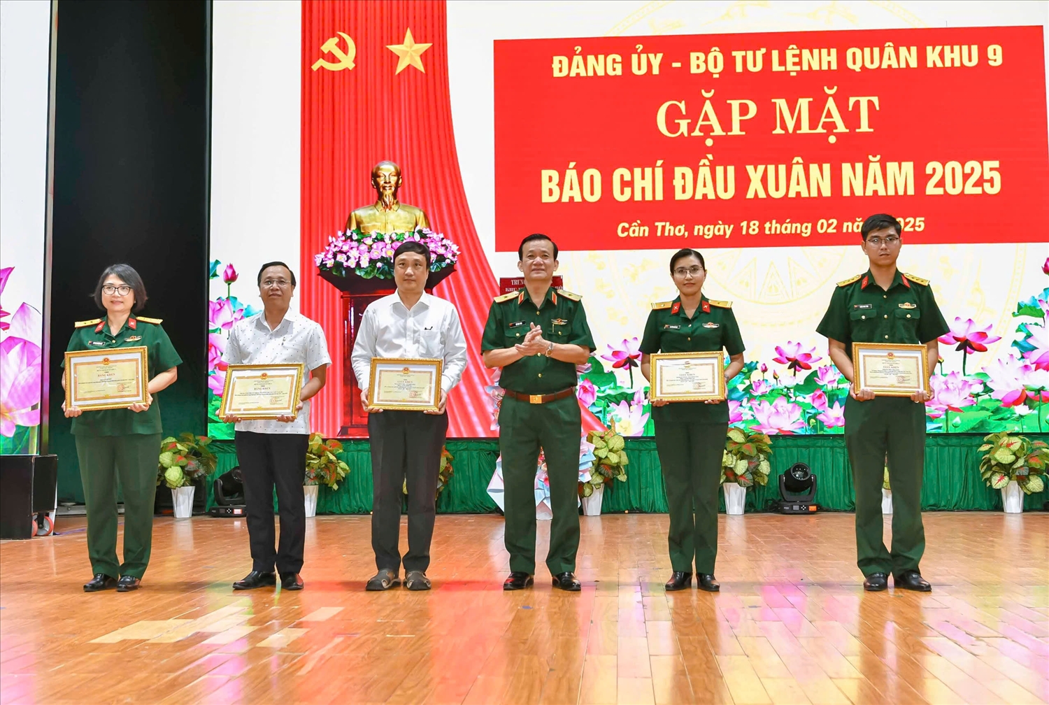 Thiếu tướng Hồ Văn Thái trao bằng khen cho các tập thể, cá nhân có thành tích xuất sắc trong công tác tuyên truyền năm 2024