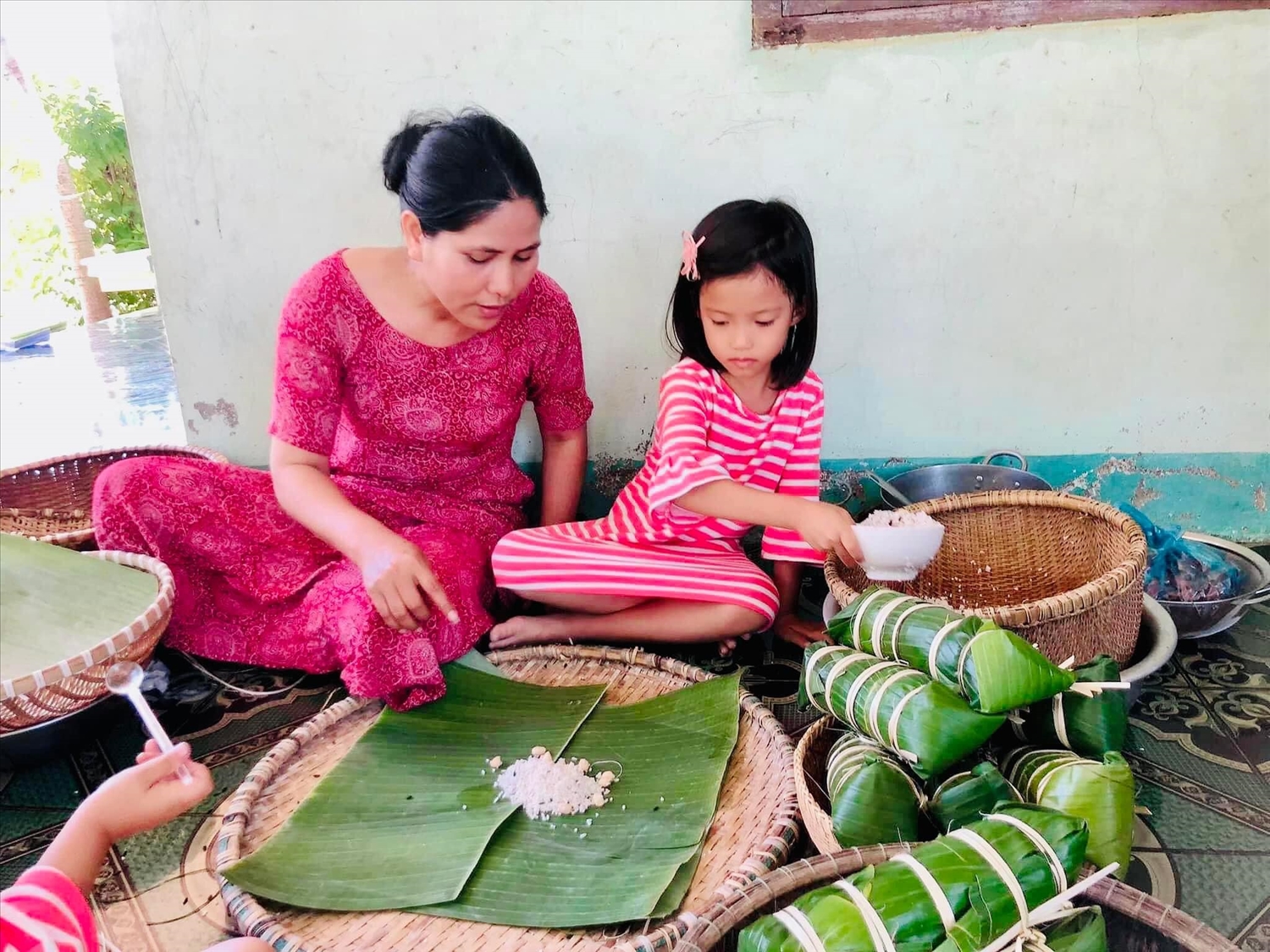 Một gia đình người Chăm làm bánh đón Tết Ramưwan. Ảnh Kiều Maily