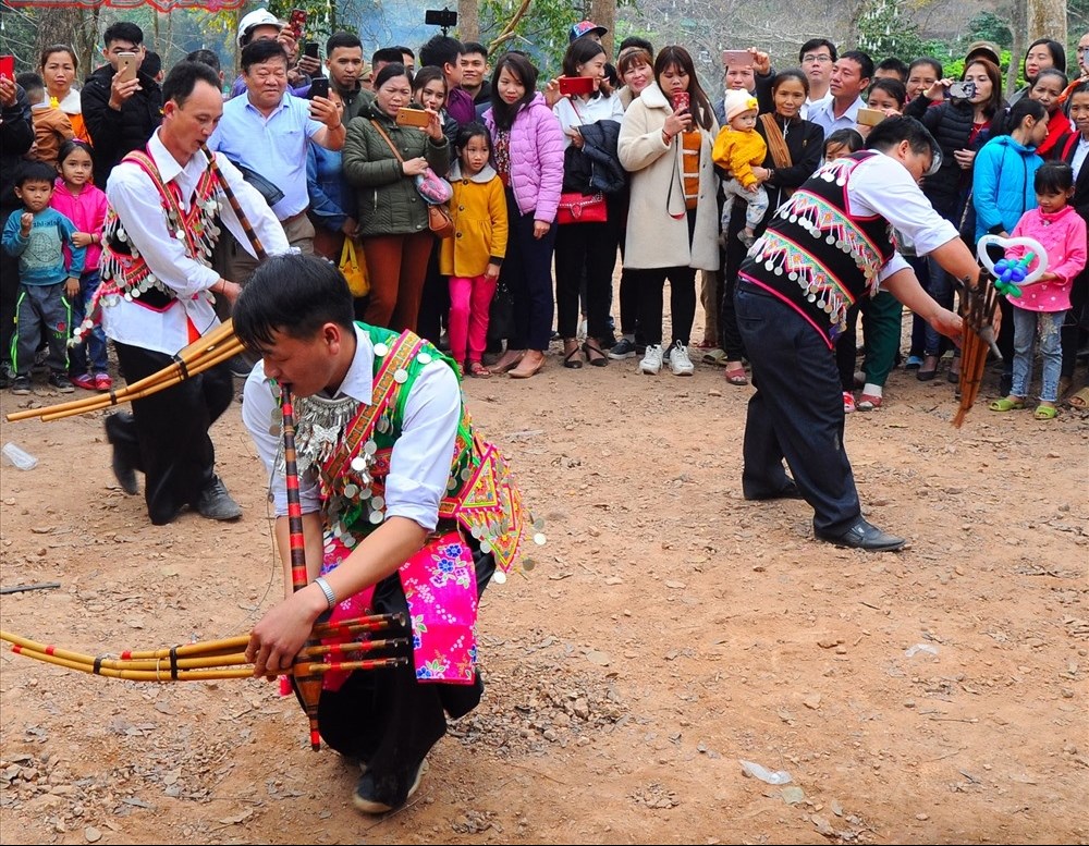 Các chàng trai người Mông biểu diễn múa khèn tại Lễ hội