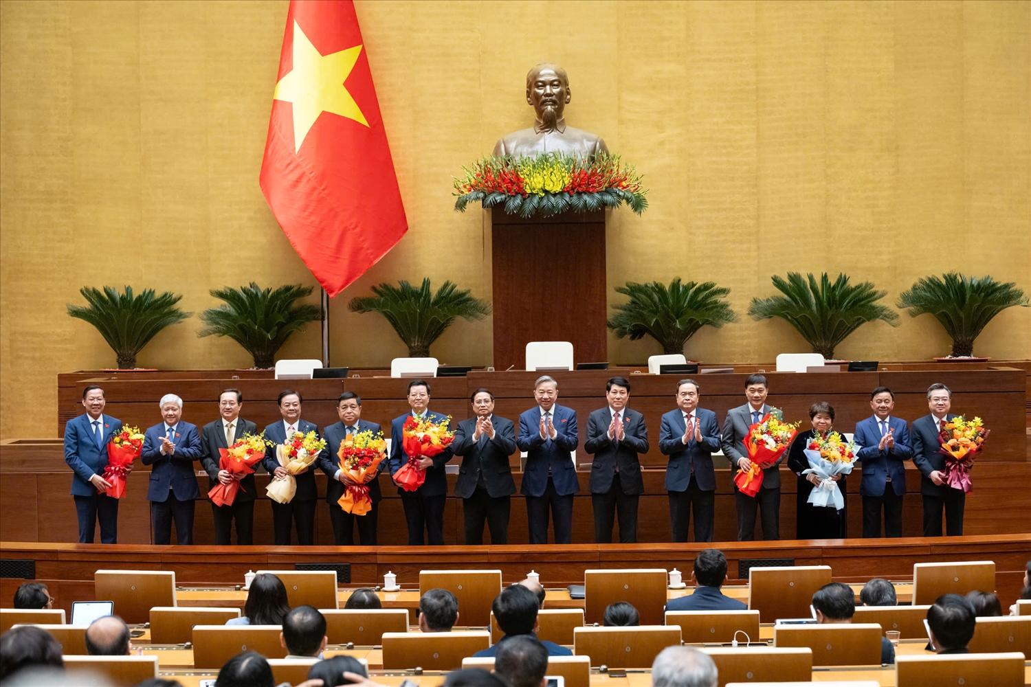 Các đồng chí lãnh đạo Đảng, Nhà nước chúc mừng các đồng chí Phó Chủ tịch Quốc hội, Uỷ viên Uỷ ban Thường vụ Quốc hội; các Phó Thủ tướng Chính phủ, Bộ trưởng nhận nhiệm vụ mới