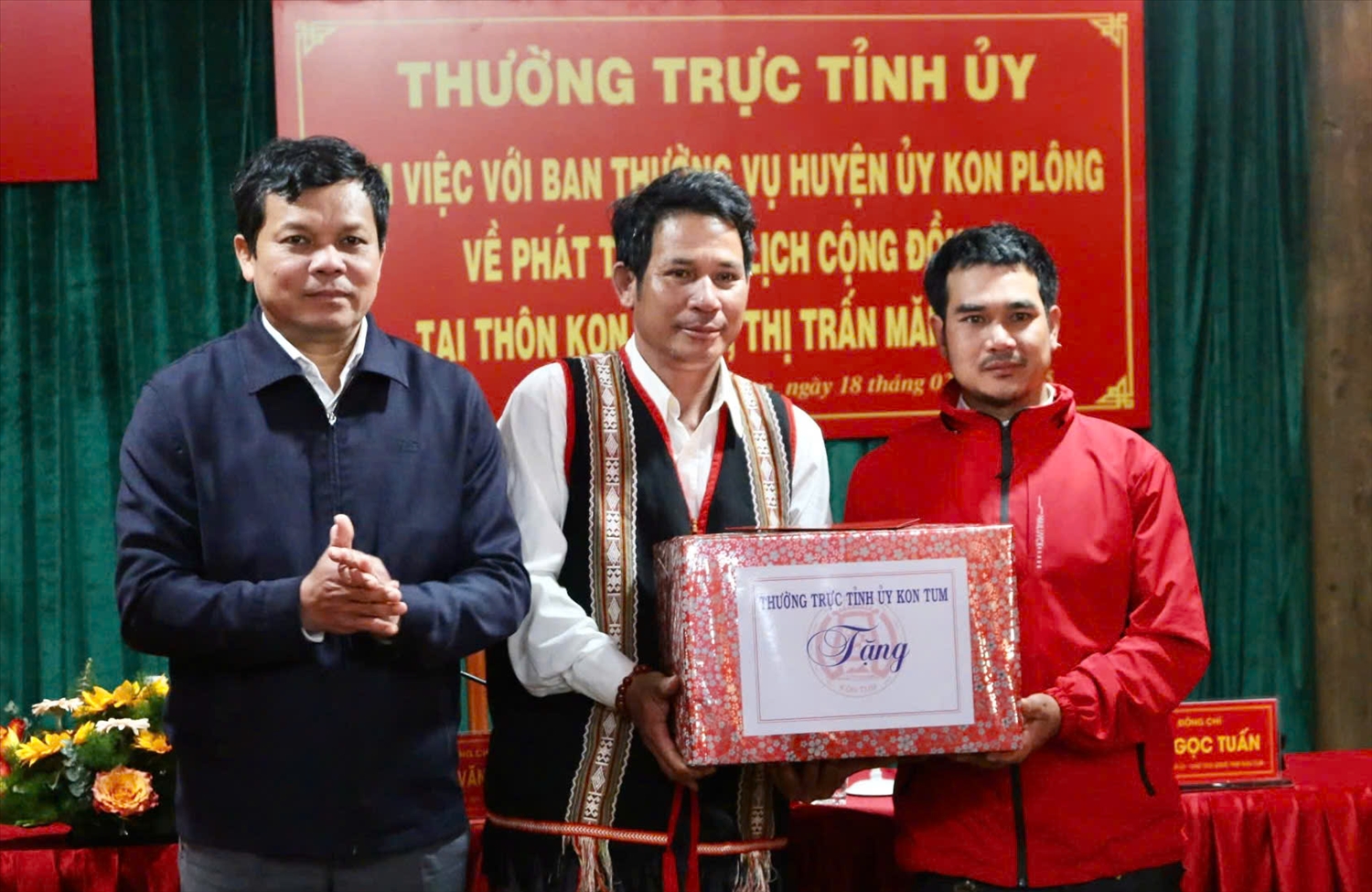 Phó Bí thư Tỉnh ủy Kon Tum Nguyễn Đức Tuy tặng quà cho Nhân dân làng Kon Pring, thị trấn Măng Đen, huyện Kon Plông