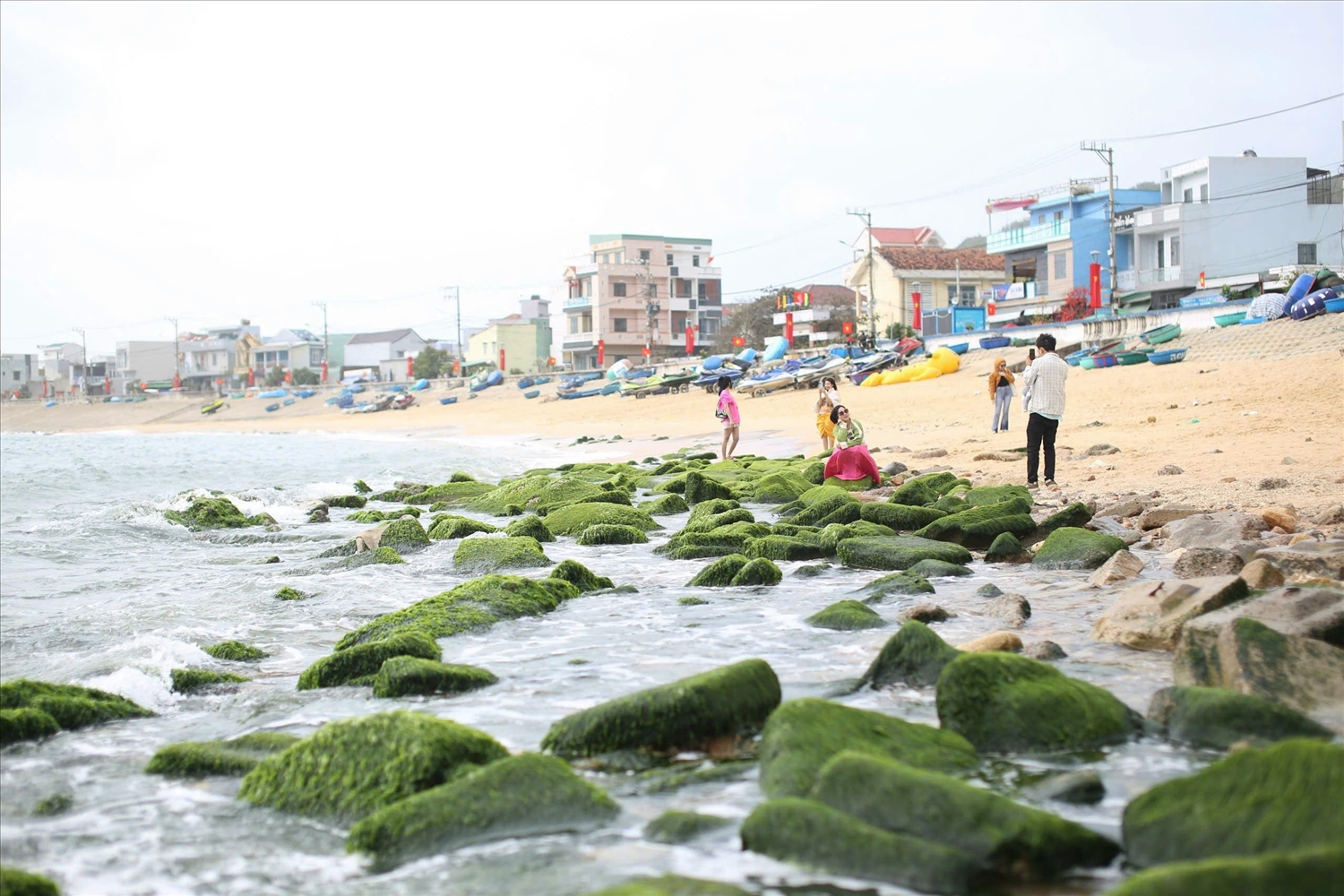 Người dân, du khách tranh thủ lúc trời vừa sáng, nắng đẹp đến vui chơi, check in bãi đá rêu xanh