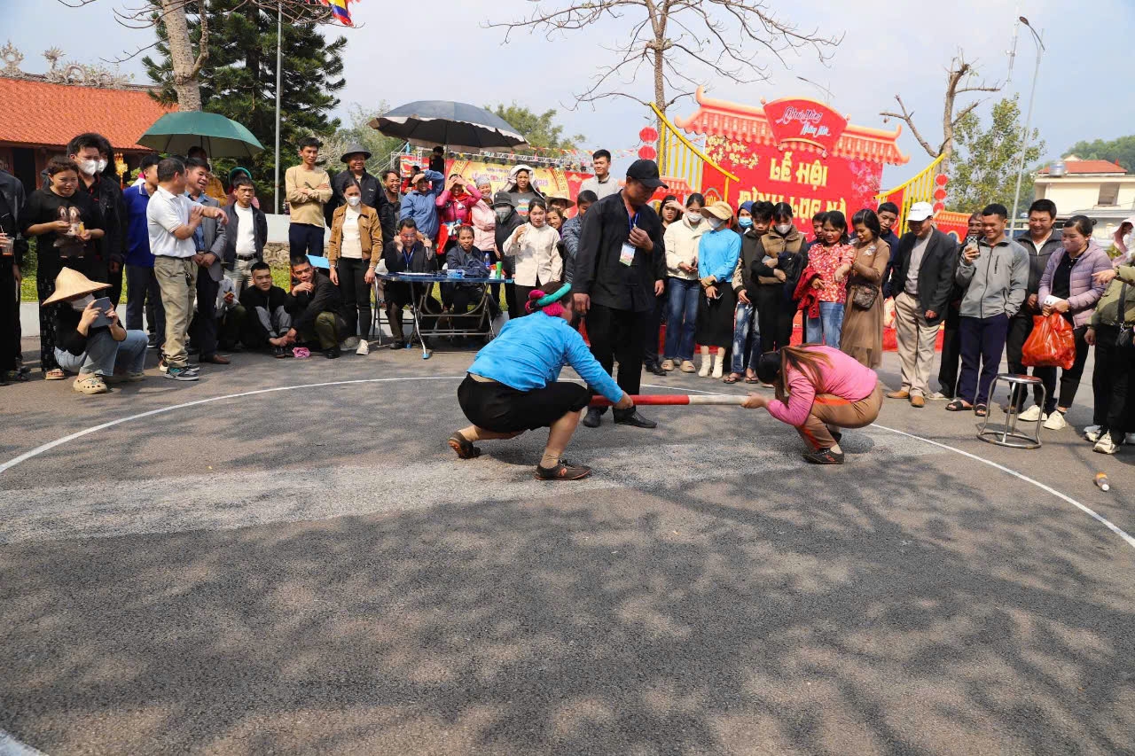 Các trò chơi dân gian thu hút đông đảo nhân dân và khách du lịch tham gia