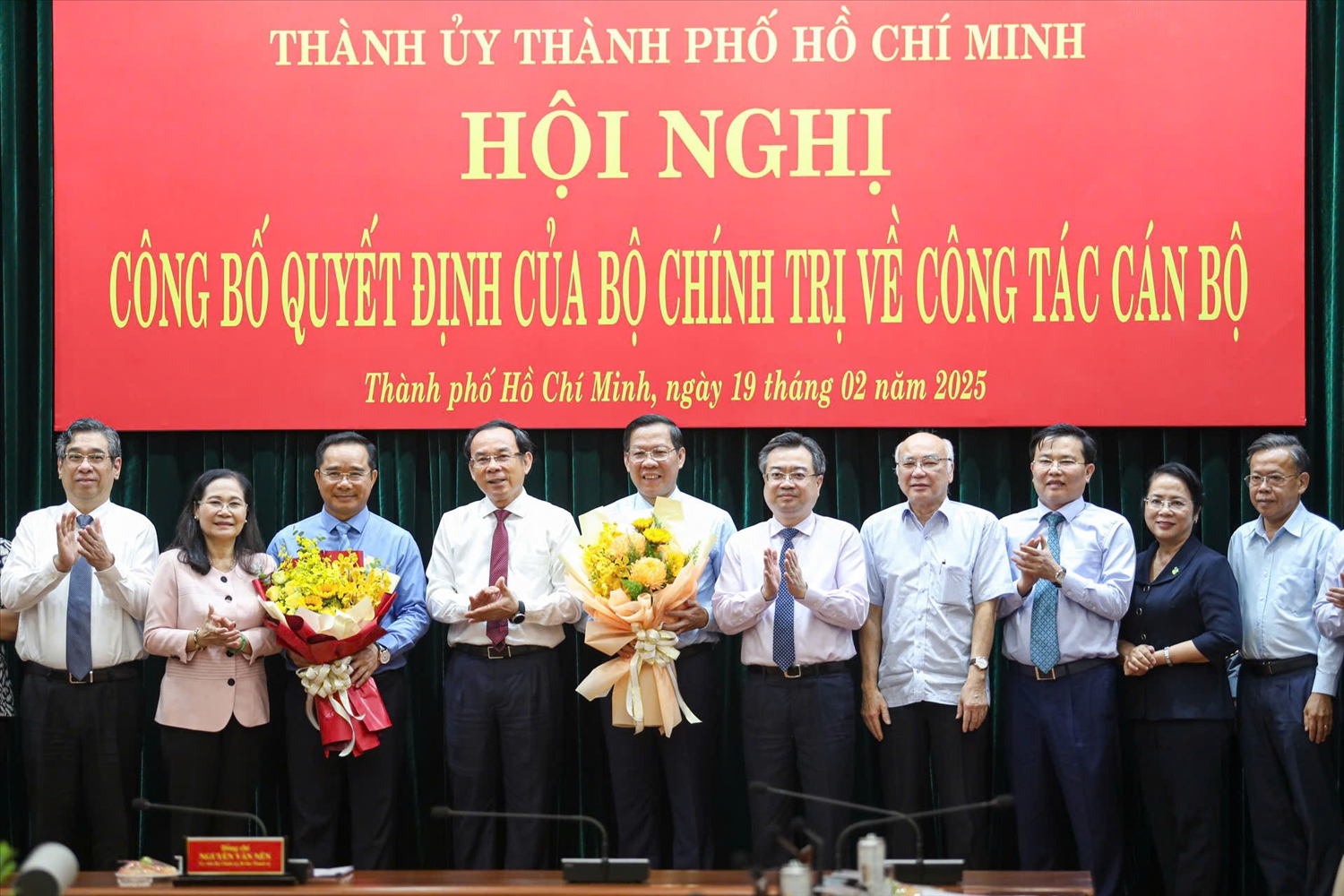 Lãnh đạo TP. Hồ Chí Minh tặng hoa chúc mừng ông Phan Văn Mãi và ông Nguyễn Văn Được nhận nhiệm vụ mới (Ảnh: Đào Phương)