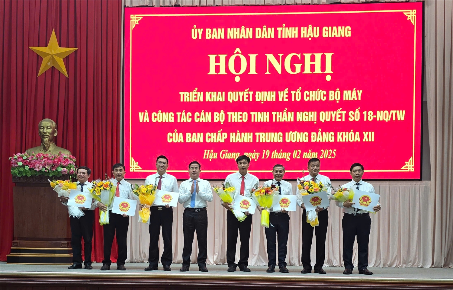 Ông Trần Văn Huyến, Chủ tịch UBND tỉnh Hậu Giang, trao quyết định cho ban lãnh đạo Sở Xây dựng.