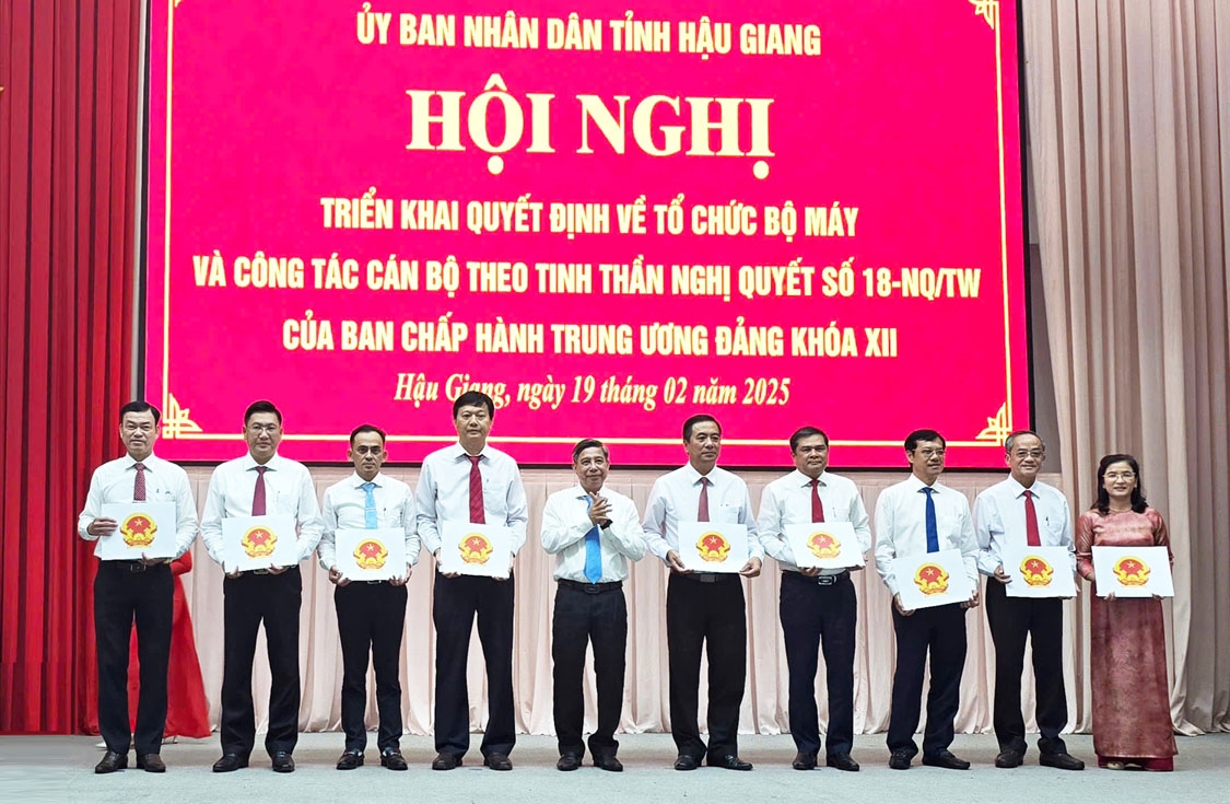 Ông Đồng Văn Thanh, Bí thư Tỉnh ủy, Chủ tịch HĐND tỉnh Hậu Giang trao quyết định cho lãnh đạo các sở sau sắp xếp