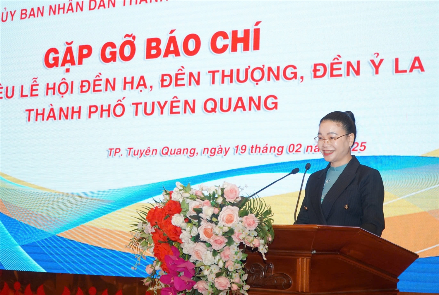 Bà Vũ Quỳnh Loan - Phó Chủ tịch UBND thành phố Tuyên Quang, Trưởng Ban Tổ chức Lễ hội giới thiệu về lễ hội tại sự kiện