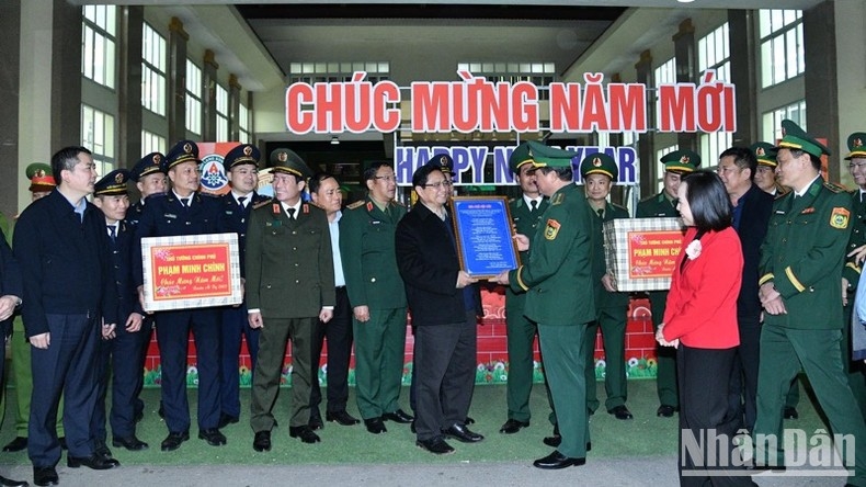 Chỉ huy trưởng Lực lượng Biên phòng tại Cửa khẩu Tân Thanh tặng Thủ tướng Phạm Minh Chính bài thơ ca ngợi về công cuộc xoá nhà tạm, nhà dột nát trên phạm vi cả nước. (Ảnh: THANH GIANG)