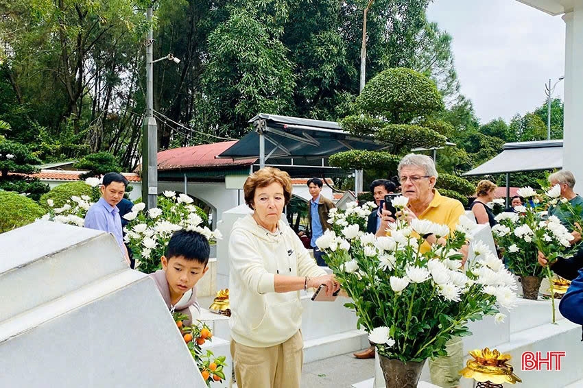 Du khách dâng hương tại Khu di tích Ngã ba Đồng Lộc trong ngày mồng 4 Tết Nguyên đán. Ảnh BHT