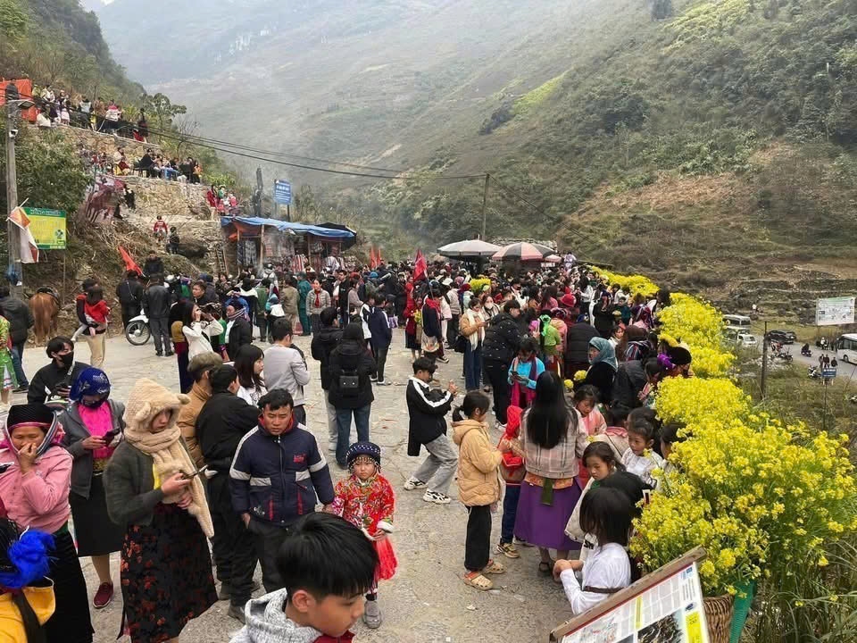 Các điểm du lịch nổi tiếng trên Cao nguyên đá Đồng Văn (Hà Giang) thu hút đông đảo du khách trong ngày đầu xuân. Ảnh: (Sưu tầm)