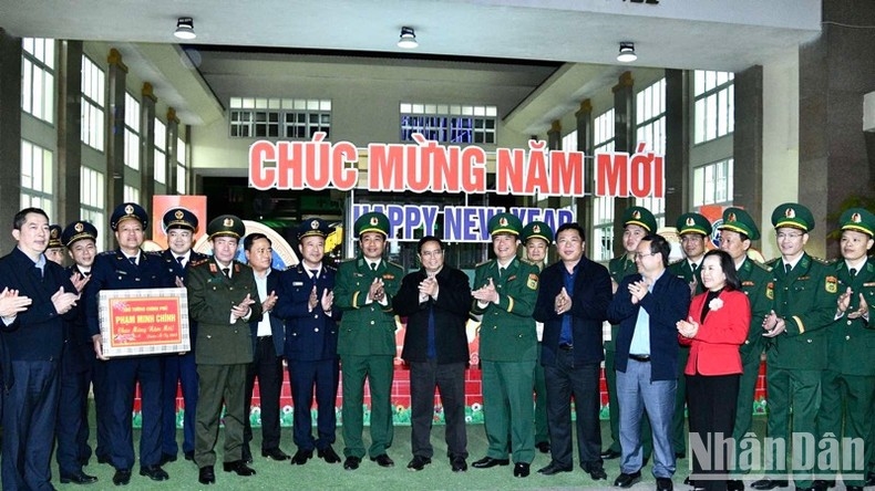 Thủ tướng Phạm Minh Chính với các lực lượng chức năng liên ngành làm nhiệm vụ tại Cửa khẩu Tân Thanh. (Ảnh: THANH GIANG)