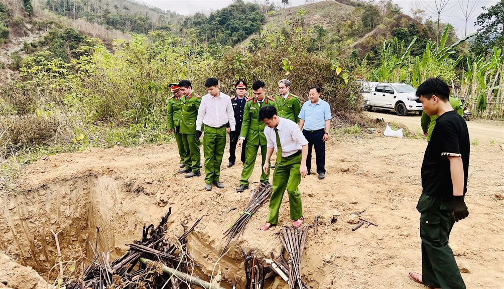 Hội đồng tiêu hủy vũ khí, vật liệu nổ, công cụ hỗ trợ huyện Kỳ Sơn cũng đã tổ chức tiêu hủy súng tự chế, vật liệu nổ