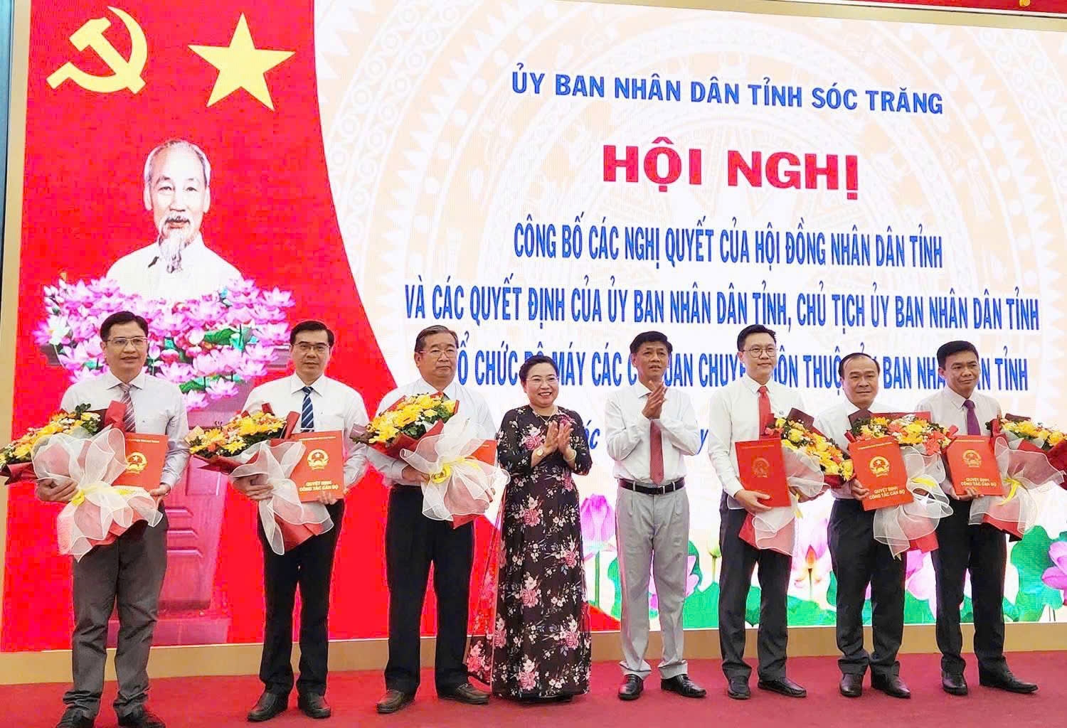 Bí thư Tỉnh ủy Sóc Trăng Lâm Văn Mẫn và Phó Bí thư Thường trực Tỉnh ủy Hồ Thị Cẩm Đào trao Quyết định cho Giám đốc các sở