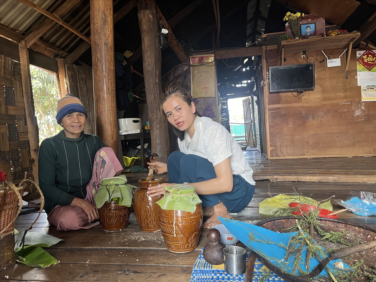 Mẹ con Mí Na cùng làm rượu cần