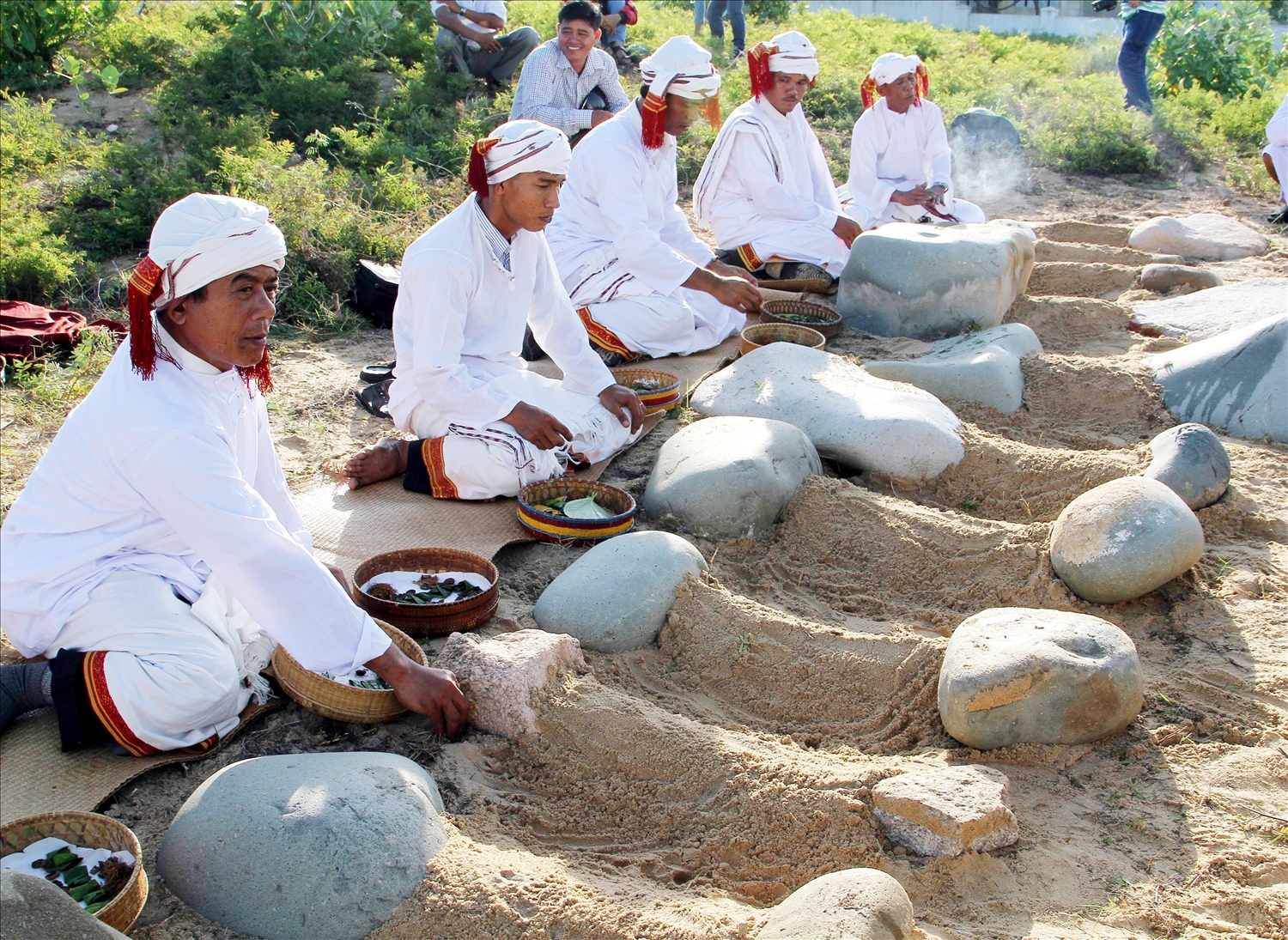 Đồng bào Chăm xã Xuân Hải thực hiện nghi lễ tảo mộ tại nghĩa trang ở xã Nhơn Hải, huyện Ninh Hải. 