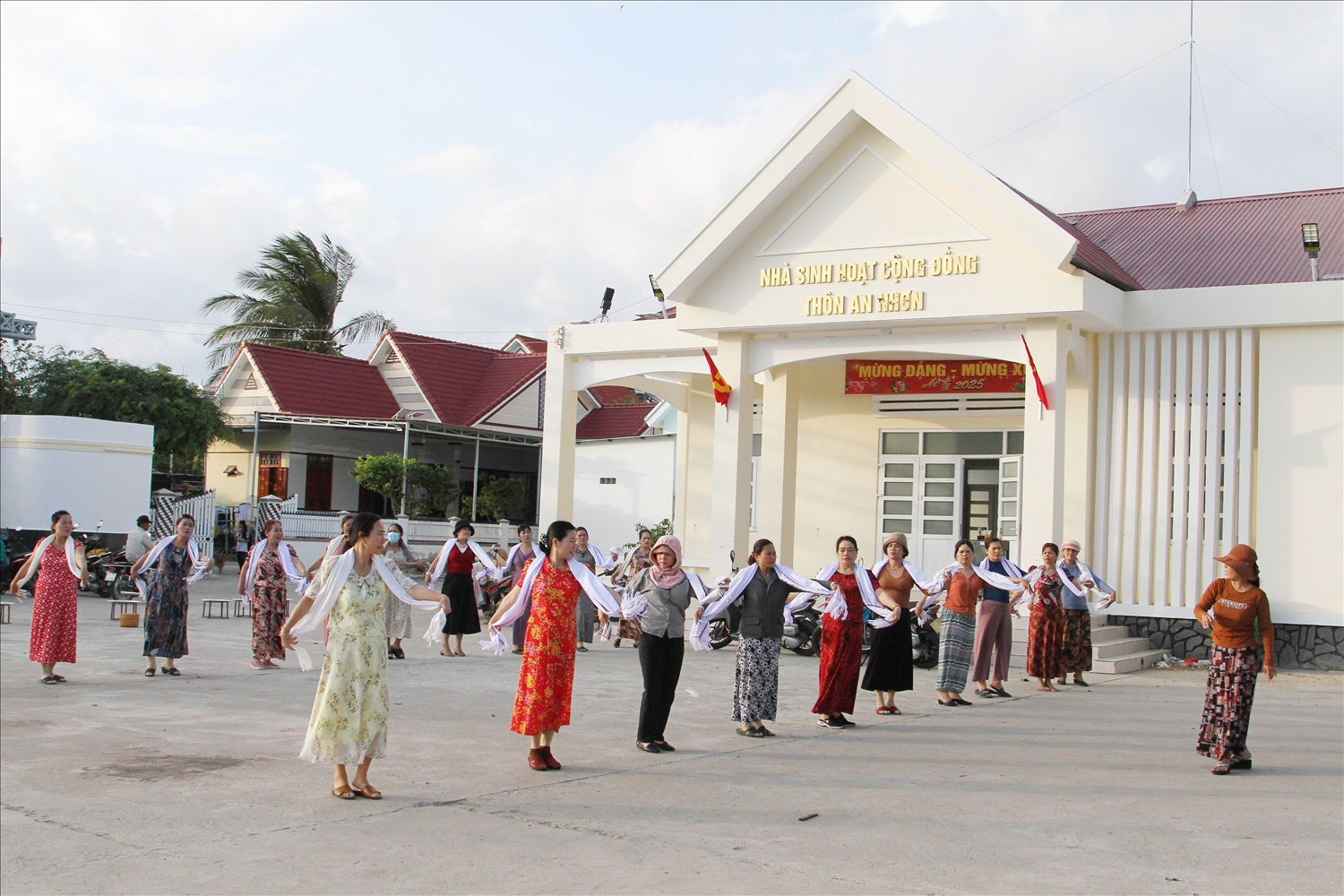 Phụ làng Chăm An Nhơn luyện tập văn nghệ đón mừng Ramưwan 2025. 