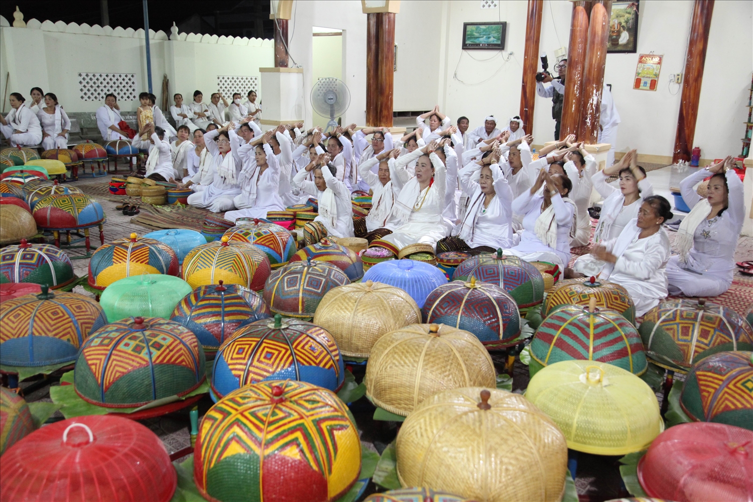 Đồng bào Chăm cúng thần linh tại Thánh đường Tuấn Tú thuộc xã An Hải, huyện Ninh Phước. 