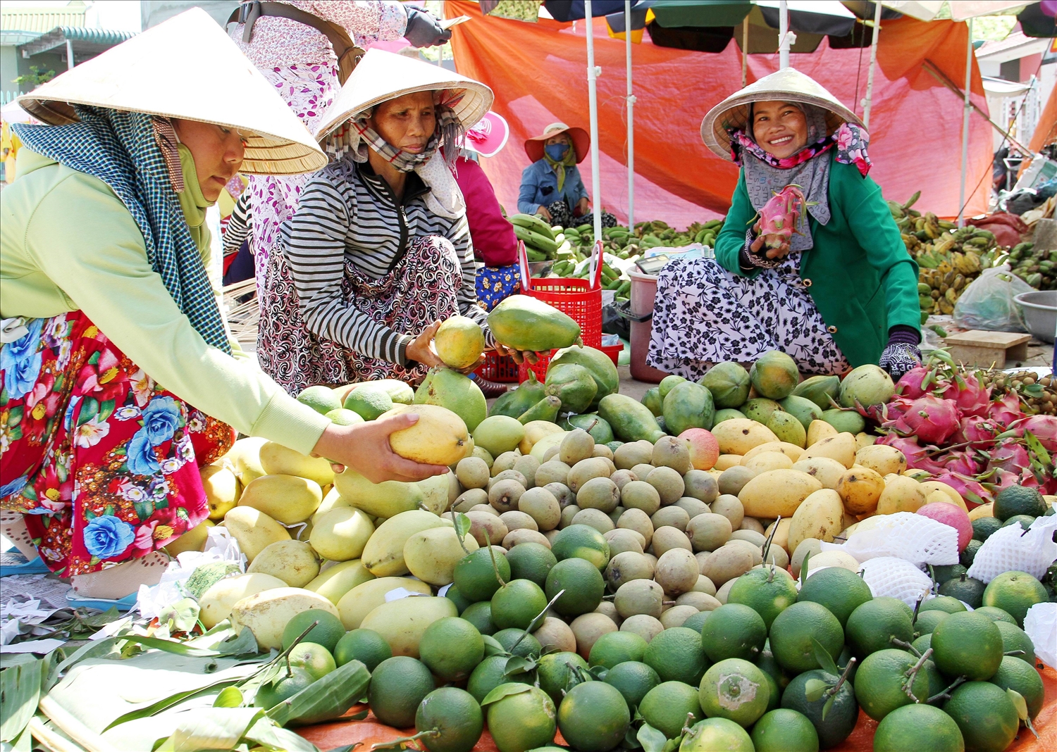 Phụ nữ làng Chăm Phước Nhơn mua trái cây thờ cúng tổ tiên trong dịp Tết Ramưwan.