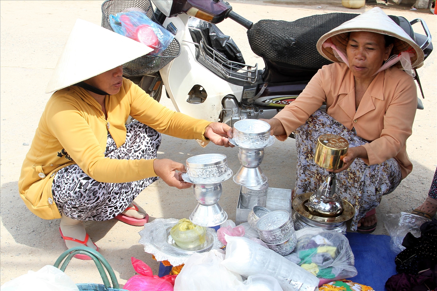 Phụ nữ làng Chăm Thành Tín (xã Phước Hải, huyện Ninh Phước) mua vật dụng phục vụ nghi lễ cúng tổ tiên trong dịp Tết Ramưwan.