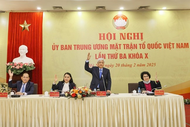 Các đại biểu tiến hành biểu quyết tại Hội nghị (Ảnh Quang Vinh)