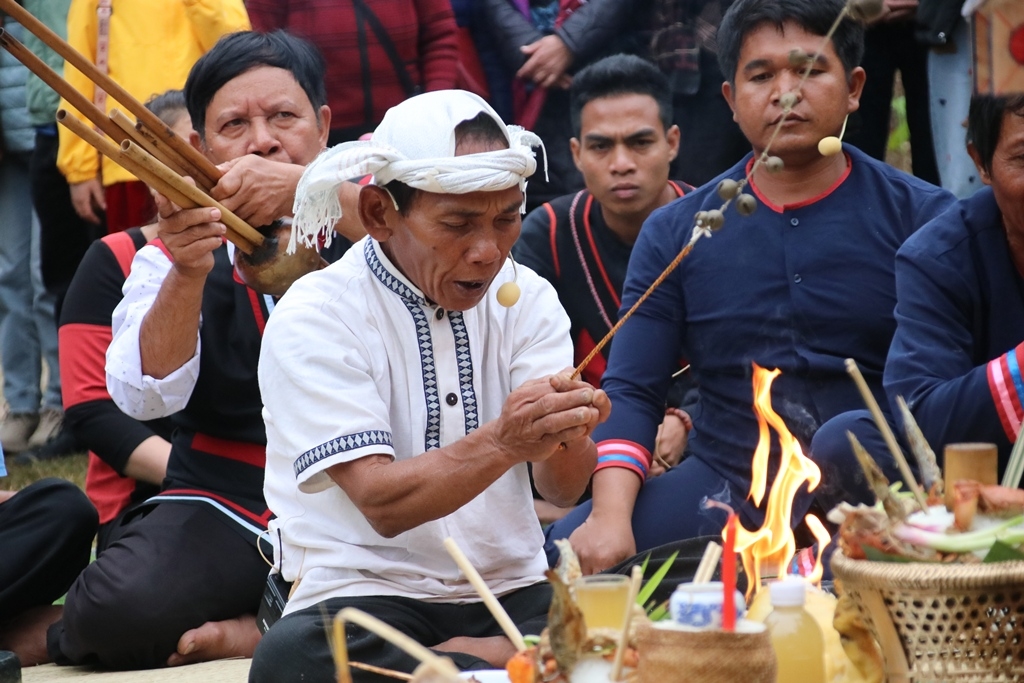 Gìa làng Raglai thực hiện các nghi thức tại buổi lễ