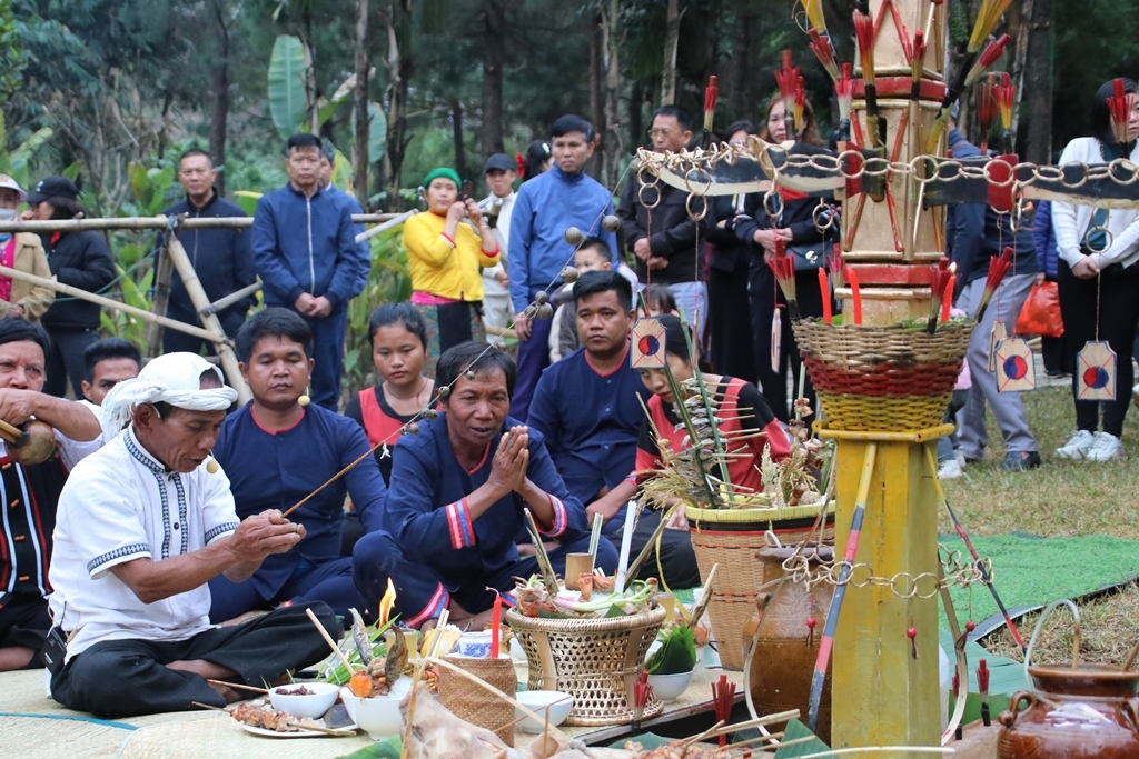 Lễ ăn mừng đầu lúa mới là một phong tục truyền thống lâu đời, một trong những nghi lễ đặc sắc nhất, quan trọng nhất của người Raglai